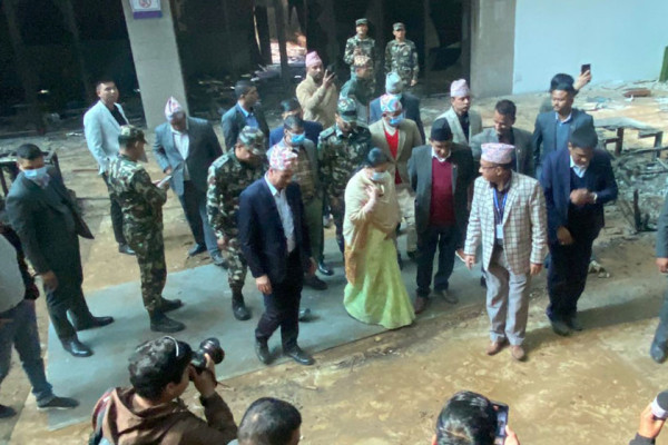 पूर्वराष्ट्रपतिद्वारा आगजनी र तोडफोडबाट क्षतिग्रस्त सङ्घीय संसद् भवनको अवलोकन (तस्बिरहरू)