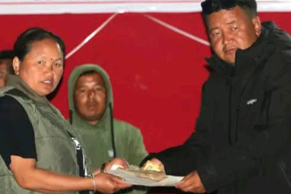 तेम्बाका आगलागी पीडितलाई सहयोग जुट्ने क्रम जारी