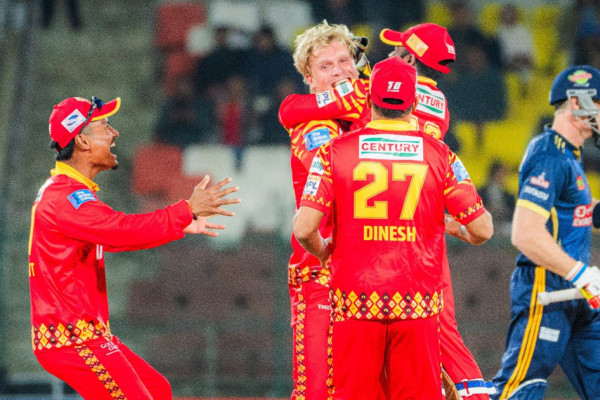 दबाबमा विराटनगर किङ्स, १० ओभरमा आधा टिम पेभेलियन फर्कियो