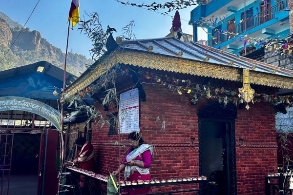 सय वर्ष पुरानो गणेश मन्दिरमा पित्तलको छानो राखेर पुनर्निर्माण