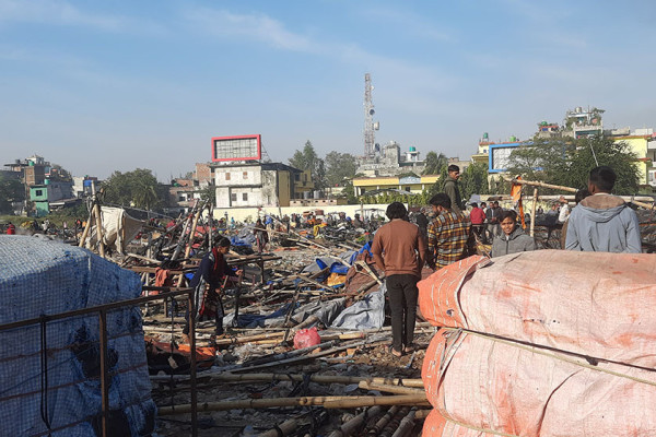 वीरगञ्ज महानगरले बिपी उद्यान अतिक्रमण गरेर व्यवसाय गर्नेलाई हटायो