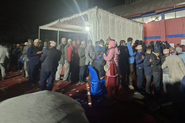 एमाले महाधिवेशन: नेतृत्व चयनका लागि मतदान सुरु हुँदै, प्रतिनिधिहरू लाइनमा (तस्बिरहरु)