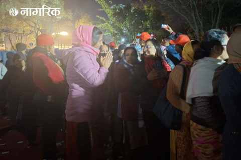 खाना छोडेर लाइन बसेका प्रतिनिधि भन्छन्- चिसोले कठ्यांग्रिसक्यौं