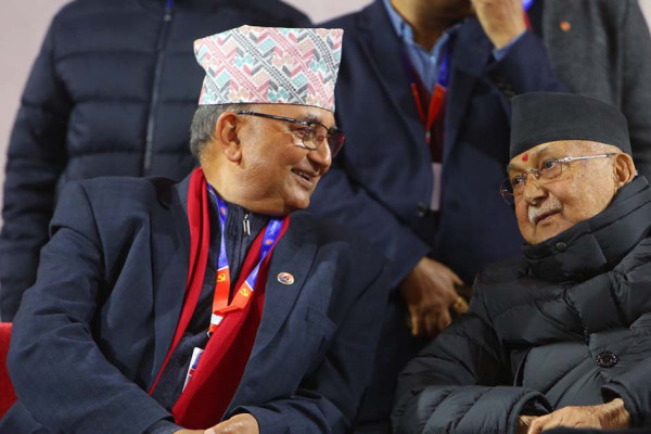 चुनावी मैदानमा टक्कर, मञ्चमा ‘मुसुक्क’ ओली–पोखरेल