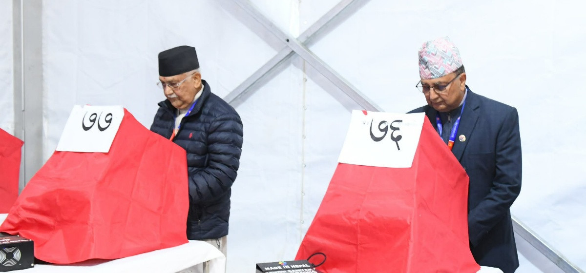 एमाले महाधिवेशन : ओली र पोखरेलले भोट हालेसँगै मतदान सुरु