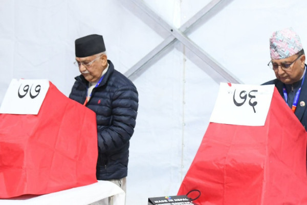 एमाले महाधिवेशन : ओली र पोखरेलले भोट हालेसँगै मतदान सुरु