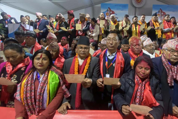 एमालेको नयाँ नेतृत्वले लियो पद तथा गोपनीयताको शपथ