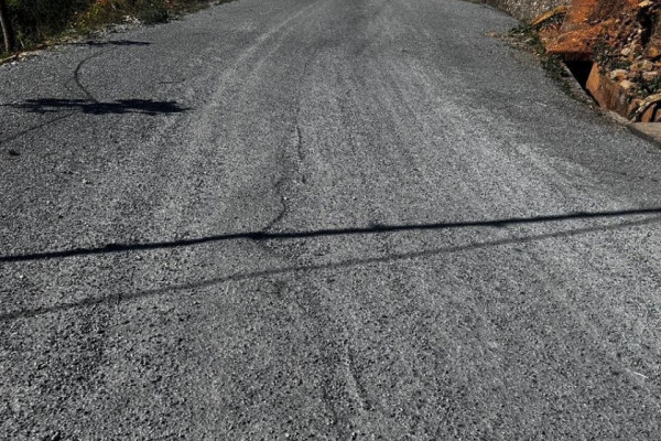 २३ करोडको नयाँ सडक : पूरा नहुँदै खाल्डैखाल्डा, ठेकेदारको लापरबाही