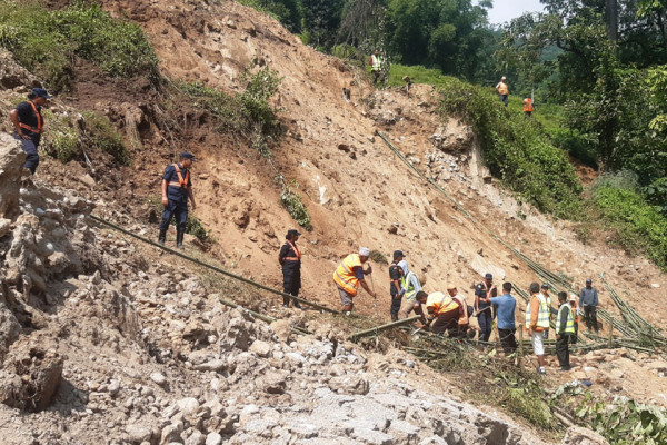 निर्वाचनको बाहनामा पुनर्निर्माणको काम नगरेपछि निर्वाचन कार्यालयमा तालाबन्दी गर्ने घोषणा