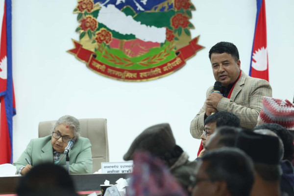 प्रधानमन्त्रीलाई महेशको व्यंग्य- ‘५–७ जिल्लामा ढुङ्गा खाने मान्छे मै हुँ, खुसीयाली मनाइएकै छ’