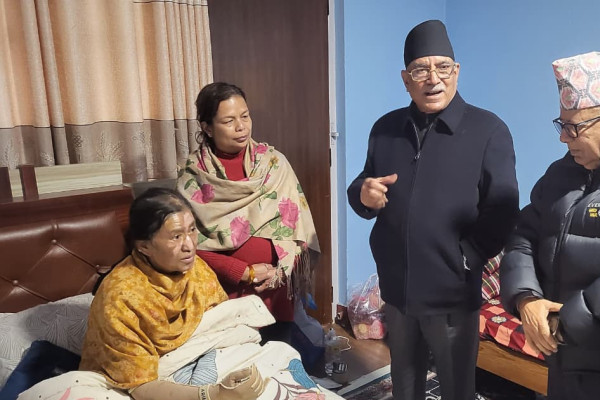 रविलक्ष्मीको स्वास्थ्य बुझ्न खनाल निवास पुगे प्रचण्ड र माधव नेपाल