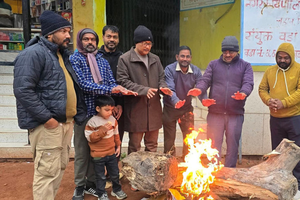 मधेसमा शीतलहरले जनजीवन कष्टकर: लहानका चोक–चोकमा बालियो ‘घुर’