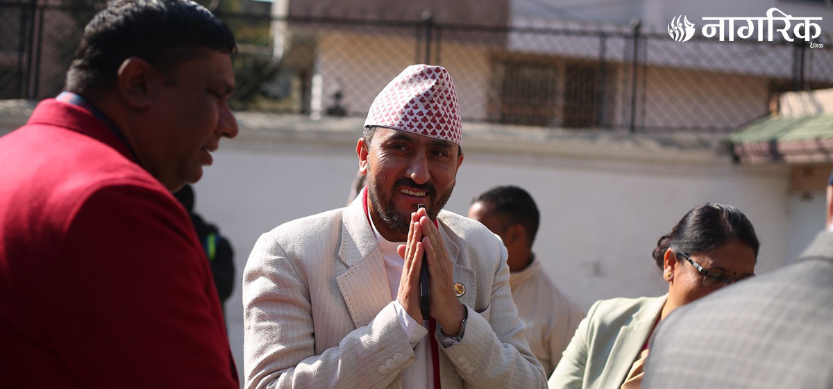 निर्वाचनको माहोल बनाउन जनमत र राप्रपाको कार्यलयमा सरकारी टोली (तस्बिरहरु)