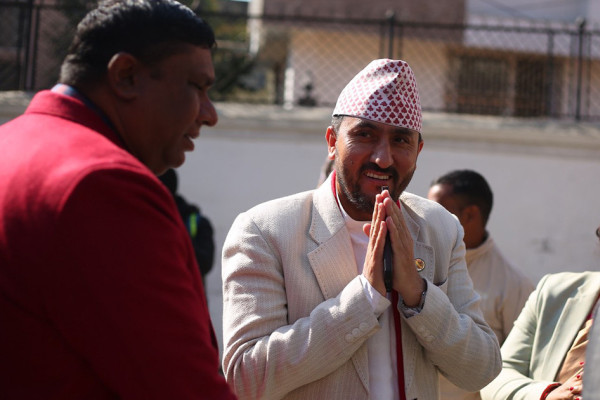 निर्वाचनको माहोल बनाउन जनमत र राप्रपाको कार्यलयमा सरकारी टोली (तस्बिरहरु)