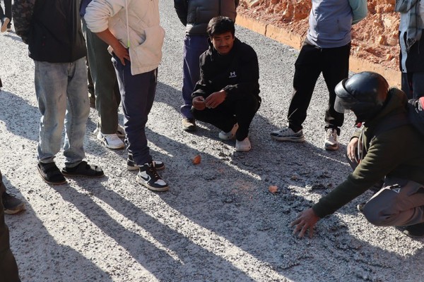 कालोपत्र गरेको एक महिनामै सडक भत्किन थालेपछि...