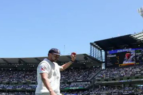 एसेज 'बक्सिङ-डे' क्रिकेट : अस्ट्रेलिया १५२ मै अलआउट, इग्ल्यान्ड पनि लड्खडायो