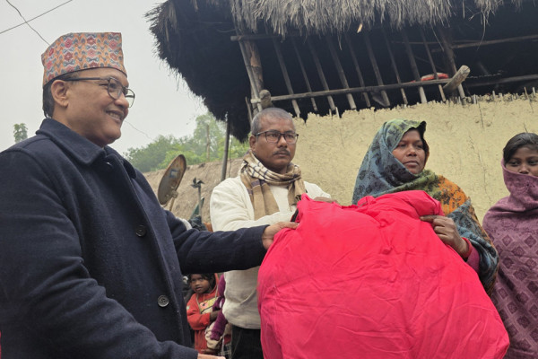लहानका मेयर विपन्न बस्तीमा, बाँडे न्यानो कम्बल र दाउरा
