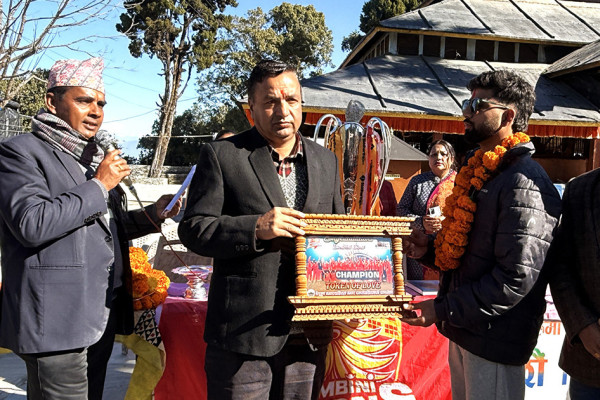 एनपिएल ट्रफीसहितको टोलीलाई गुल्मीमा सम्मान