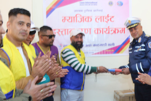 उपत्यका ट्राफिक प्रहरीलाई ‘म्याजिक लाइट’ हस्तान्तरण