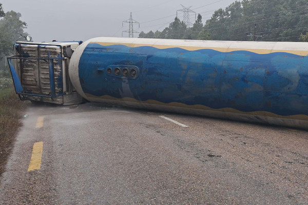 एलपी ग्यास बोकेको ट्याङ्कर दुर्घटना हुँदा पूर्वपश्चिम महेन्द्र राजमार्गमा अवरुद्ध