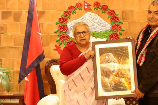 दुर्गा प्रसाईंलाई प्रधानमन्त्री कार्कीले दिइन् बुद्ध उपहार!