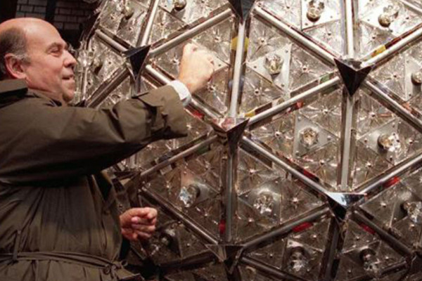 नयाँ वर्षको पूर्वसध्यामा टाइम्स स्क्वायरको बल ड्रप परम्परा