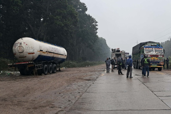 महेन्द्र राजमार्ग २४ घण्टापछि खुल्यो, ग्यास बुलेट हटाइयो