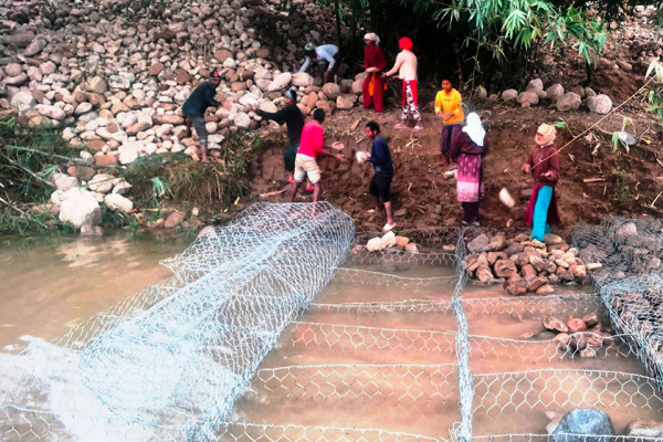 भू–क्षय रोक्न स्याली नदीमा तटबन्ध निर्माण