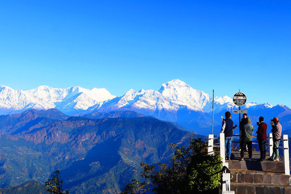हिमाल हेर्न बेलढुङ्गामा पर्यटक