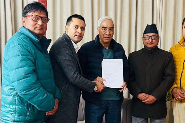 कांग्रेसको केन्द्रीय समितिमा १० प्रतिशत सहभागिता माग्दै पेसागत संगठनले बुझाए देउवालाई ज्ञापनपत्र