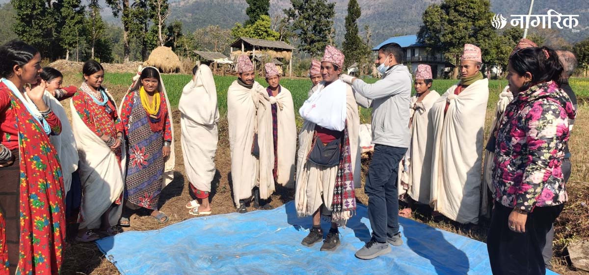 प्राथमिक स्वास्थ्य उपचार तालिम लिँदै राउटे