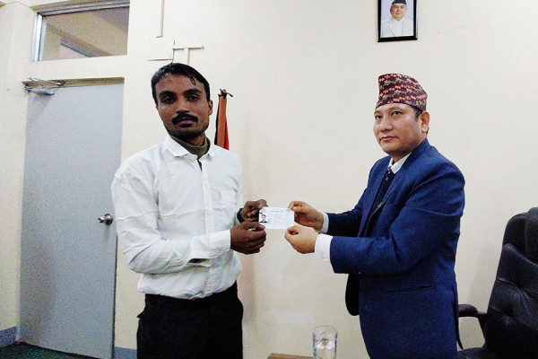 बाँकेमा पहिलो पटक आमाको नामबाट वंशजको नागरिकता जारी