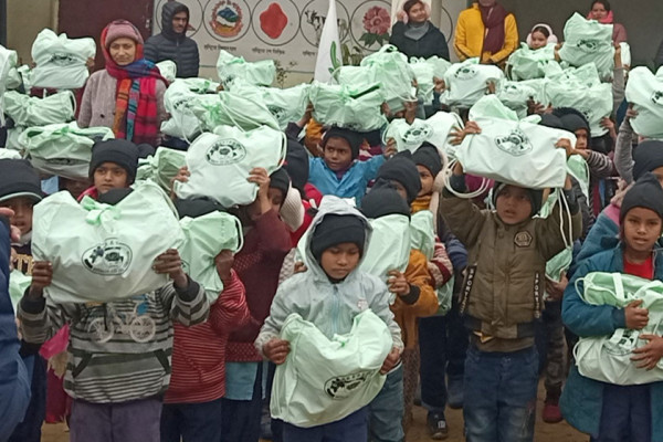 विद्यार्थीलाई बाँडियो न्यानो कपडा