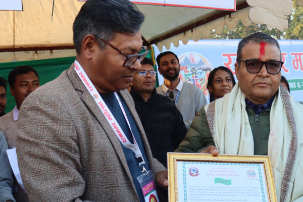 देवबहादुर बने उत्कृष्ट मौरीपालक किसान