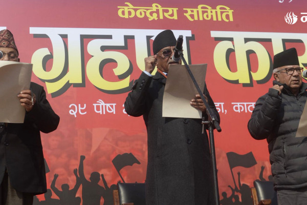 नेकपाका संयोजक प्रचण्ड र सह-संयोजक नेपालद्धारा शपथ ग्रहण (तस्बिरहरु)