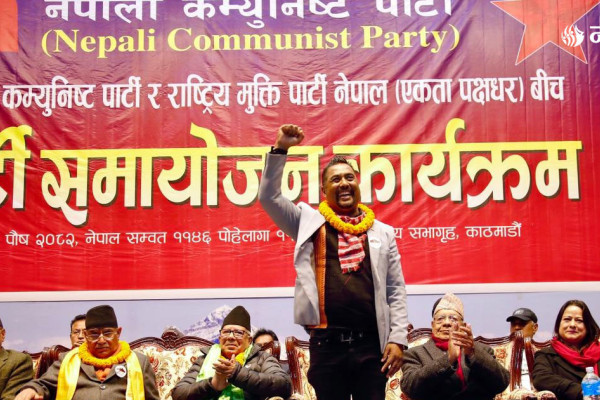 बालेनसँग चुनाव लडेका सुमन सायमी नेकपामा समाहित