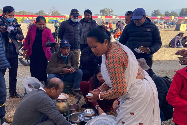 थारु माघी महोत्सवमा घोँगी र भक्का खानेको भीड