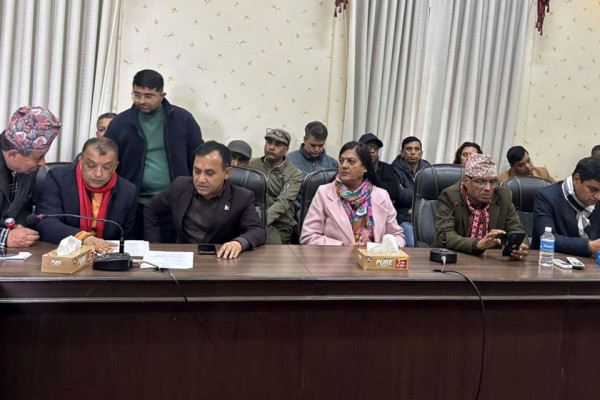 गगन–विश्वसहितको टोली निर्वाचन आयोग पुग्यो