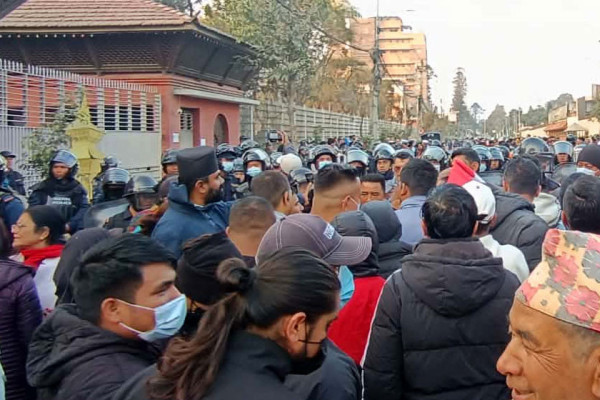 निर्वाचन आयोग अगाडी दुई समूहका कांग्रेसको प्रदर्शन (तस्बिर)