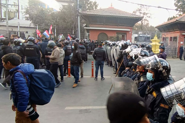 कांग्रेस समूह एकै ठाउँ नाराबाजी गर्दै: संयमतासहित सुरक्षा दिँदै प्रहरी