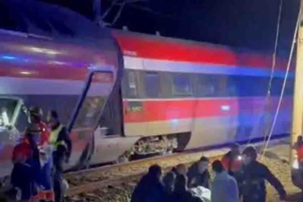 स्पेनमा रेल एक आपसमा ठोक्किँदा कम्तीमा २१ जनाको मृत्यु