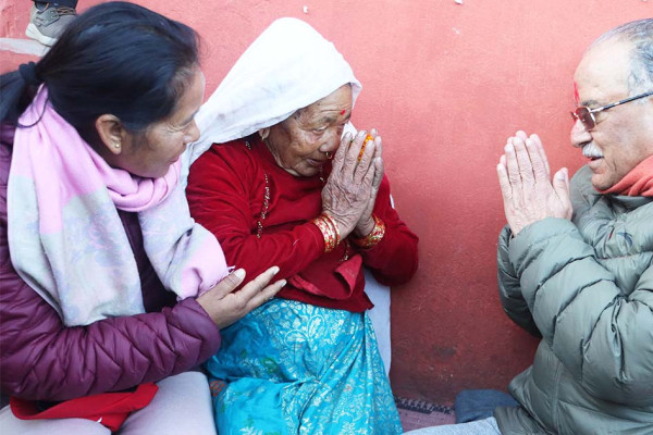 सहिद परिवार र मतदातासँगको भेटघाटमा प्रचण्ड व्यस्त