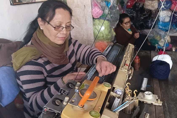 घरेलु उद्यममा व्यस्त भोजपुरका दुई दिदीबहिनी