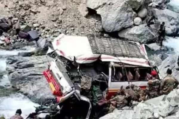 जम्मु कश्मीर दुर्घटना: दश सैनिकको मृत्यु