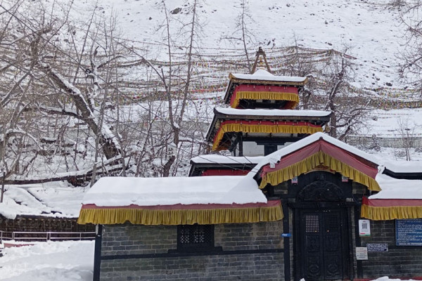 हिमपातपछि मुक्तिनाथ मन्दिर परिसर सुनसान, कागबेनीमै रोकिए दर्शनार्थी