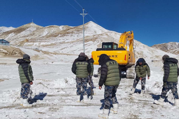 अवरुद्ध कोरला सडकको हिउँ पन्छ्याइँदै
