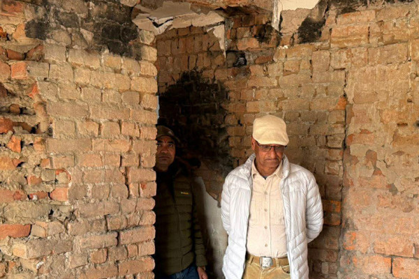 जेनजी आन्दोलनमा आगजनी गरिएको पुर्ख्यौली घर नियाल्दै पूर्वगृहमन्त्री लेखक (तस्बिरहरू)