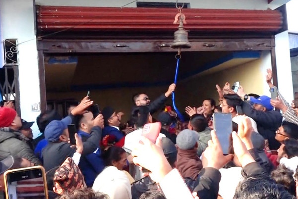 बालेन्द्रप्रति उदयपुरका स्थानीय : कस्तो फिल्मीशैलीको मान्छे, फुत्त आयो, घण्टी बजायो, हात हल्लायो हिँड्यो