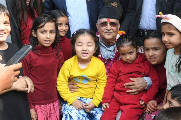 झापा–५ मा ओलीको घरदैलो, बालबालिकासँग रमाइलो(तस्बिरहरू)