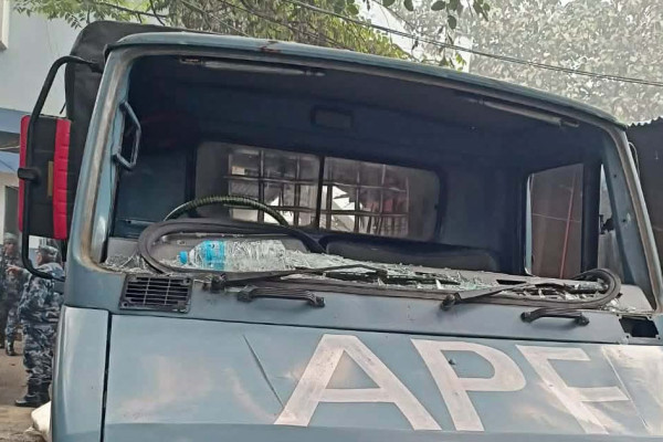 वीरगञ्ज बजारमा छापा मार्दा प्रहरीमाथि व्यापारी समूहको आक्रमण, तीन सशस्त्र घाइते